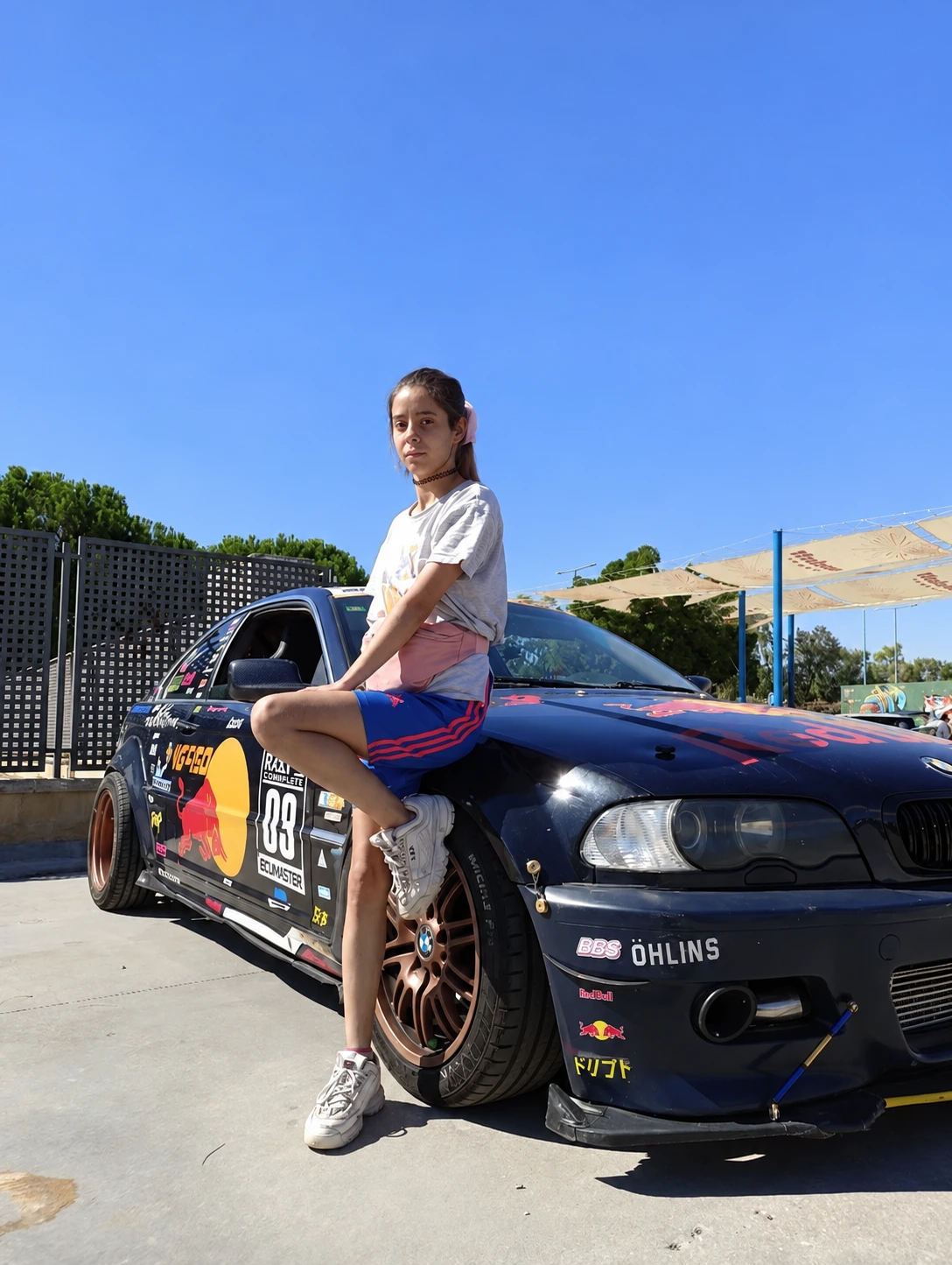 Bea junto a su BMW