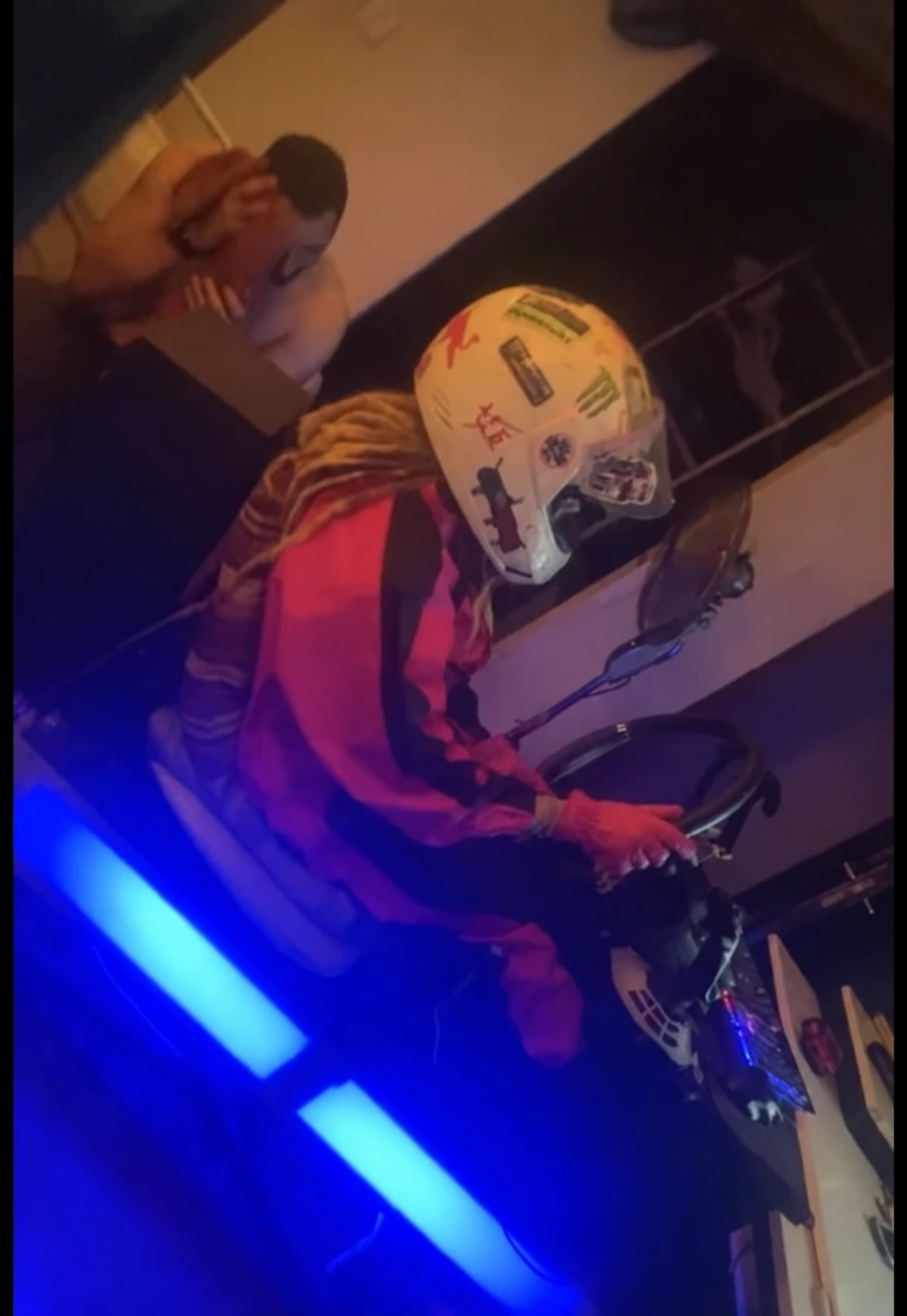 Bea utilizando el simulador con casco
